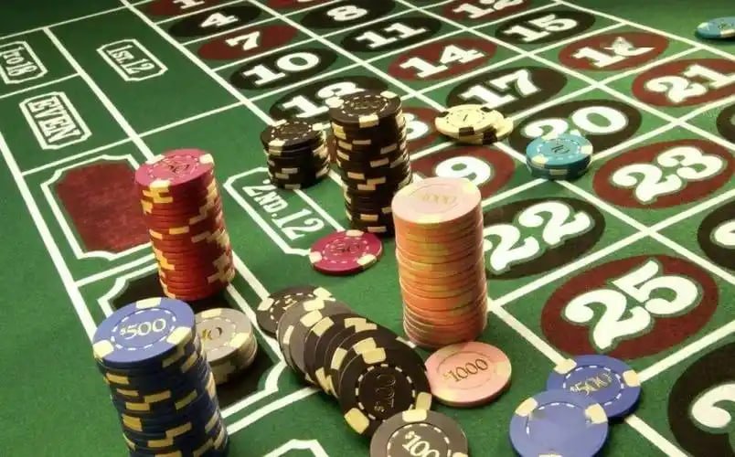 Tim dukungan pelanggan dodotogel di studio kantor, siap membantu dalam Bahasa Indonesia